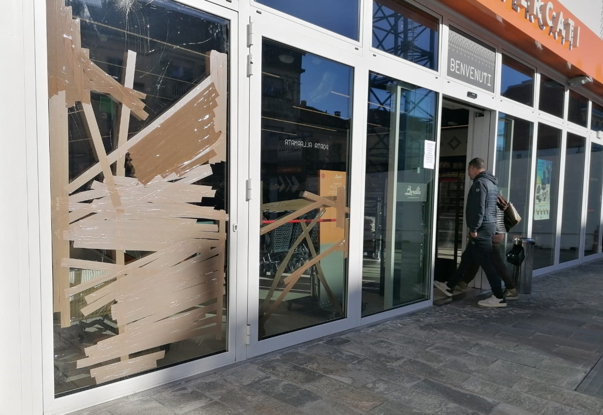 Spaccata al punto vendita di Borello: ladri in fuga grazie ai residenti