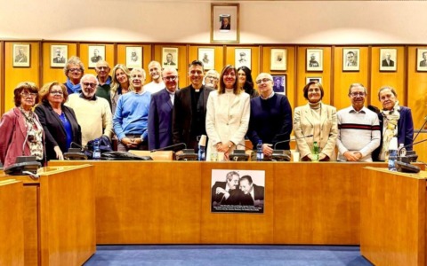San Mauro Torinese: il consiglio comunale celebra i due anni di servizio dei parroci
