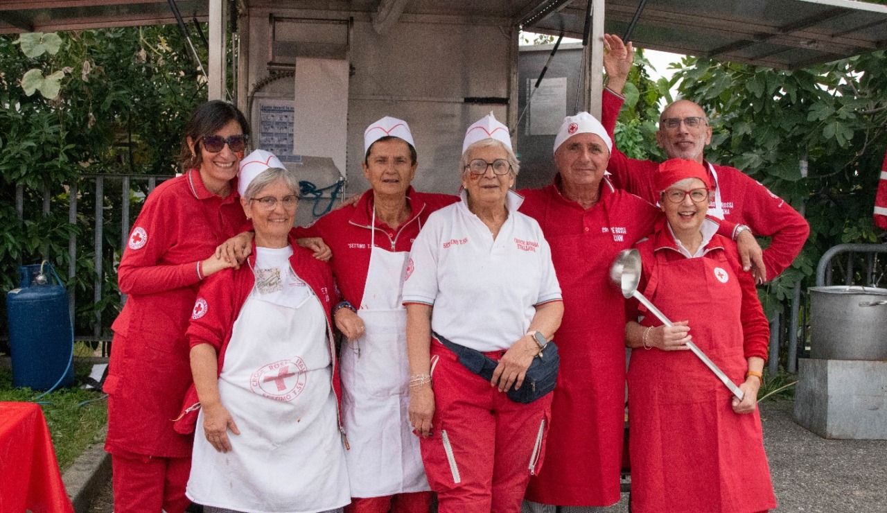 Settimo, successo per il 35° Mercatino della Croce Rossa: una tradizione che unisce la città
