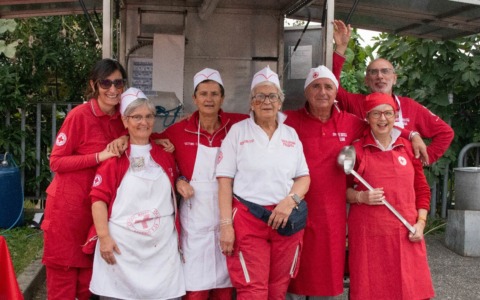 Settimo, successo per il 35° Mercatino della Croce Rossa: una tradizione che unisce la città
