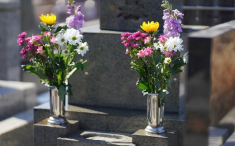 “Un fiore per ricordarli”: San Mauro celebra la memoria dei defunti