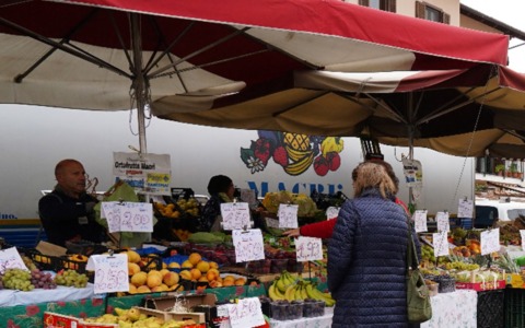 Castiglione, un aiuto per gli anziani: navetta gratuita per il mercato del giovedì