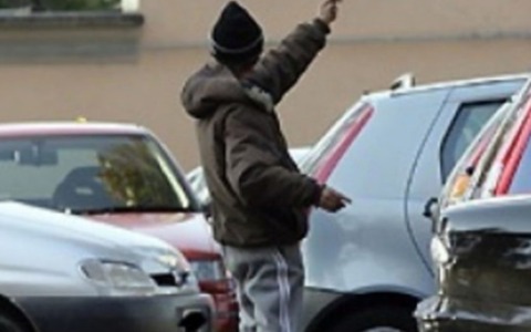 Settimo Torinese, insulti e sputi agli automobilisti che non pagano: denunciato parcheggiatore abusivo