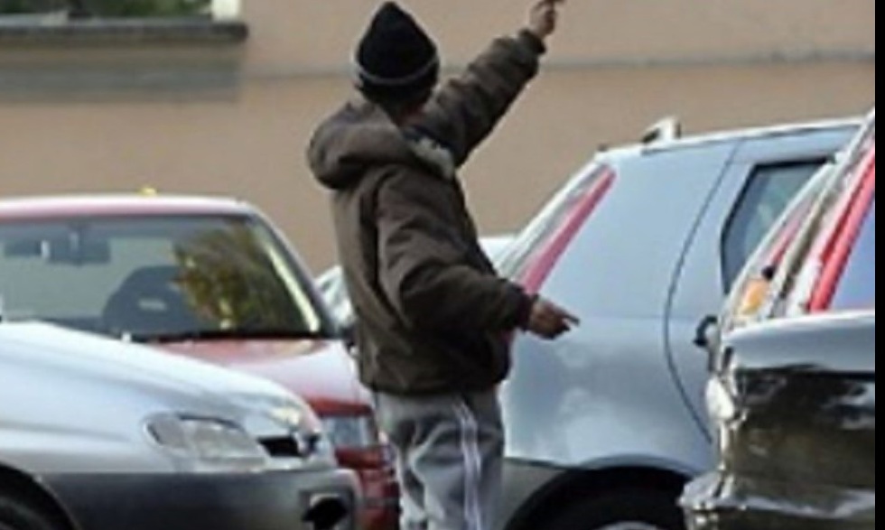 Settimo Torinese, insulti e sputi agli automobilisti che non pagano: denunciato parcheggiatore abusivo