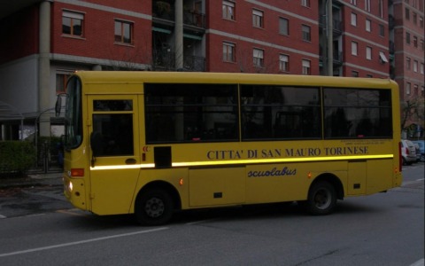 San Mauro, scuolabus in ritardo alla Pellico: i genitori protestano per le lunghe attese