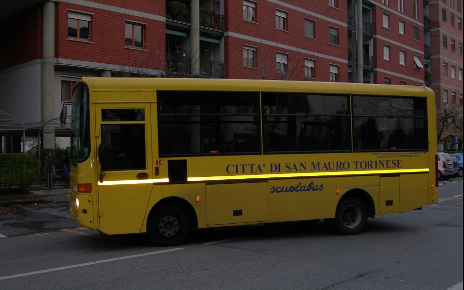 San Mauro, scuolabus in ritardo alla Pellico: i genitori protestano per le lunghe attese