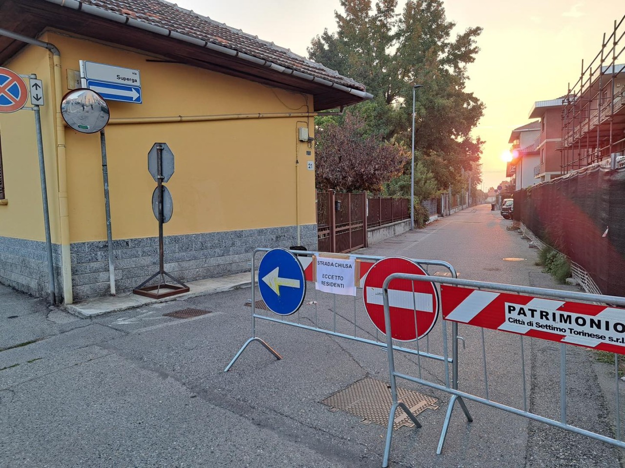 Cedimento dell’asfalto, chiusa via Superga a Settimo Torinese