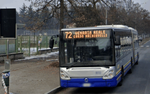 Aggredito a colpi di cinghia dopo il rimprovero sul bus