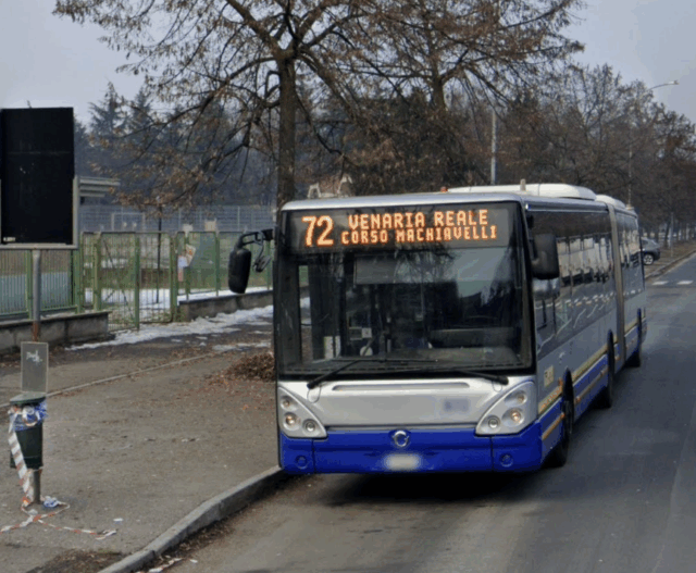 Aggredito a colpi di cinghia dopo il rimprovero sul bus