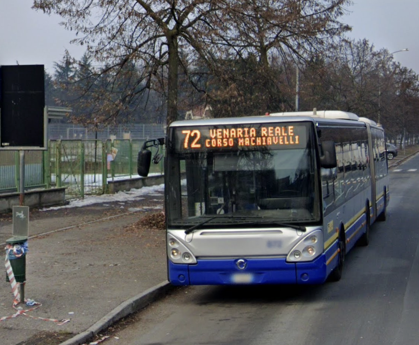 Aggredito a colpi di cinghia dopo il rimprovero sul bus