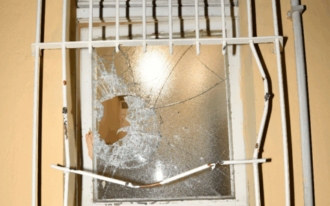 Notte folle di spaccate in Barriera: di mira le vetrine dei negozi