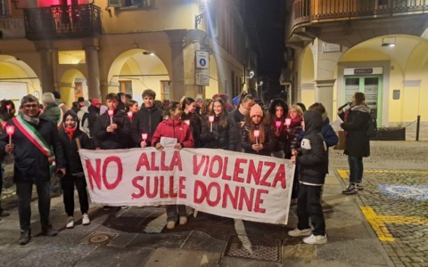 Fiaccolata contro la violenza sulle donne: sei Comuni della collina uniti per dire “basta”