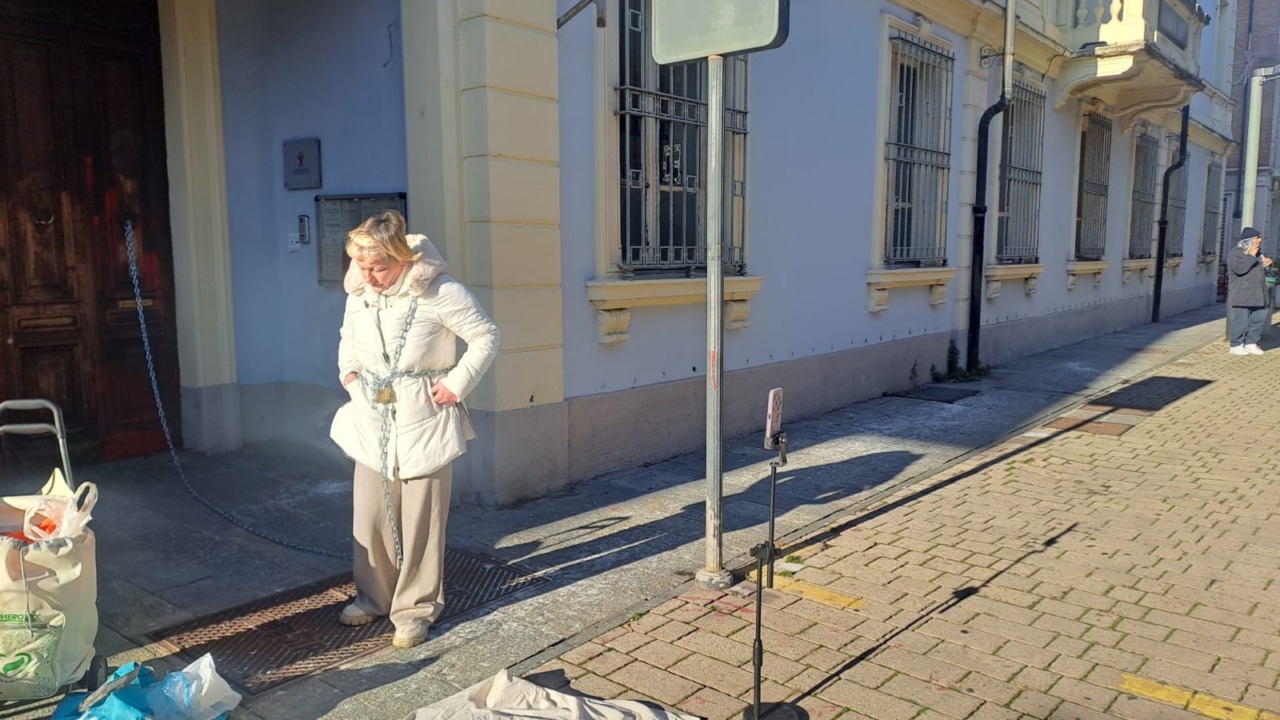 Settimo, la mamma in lotta per il figlio si incatena davanti ai Servizi sociali