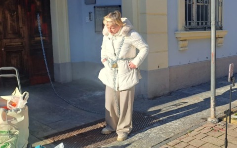 Settimo, la mamma in lotta per il figlio si incatena davanti ai Servizi sociali