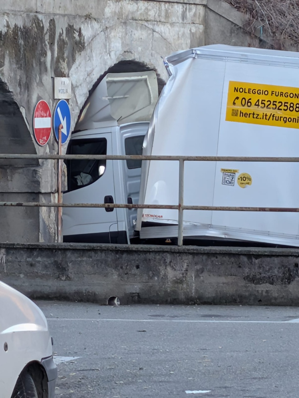 Settimo Torinese: furgone si incastra in via Moglia