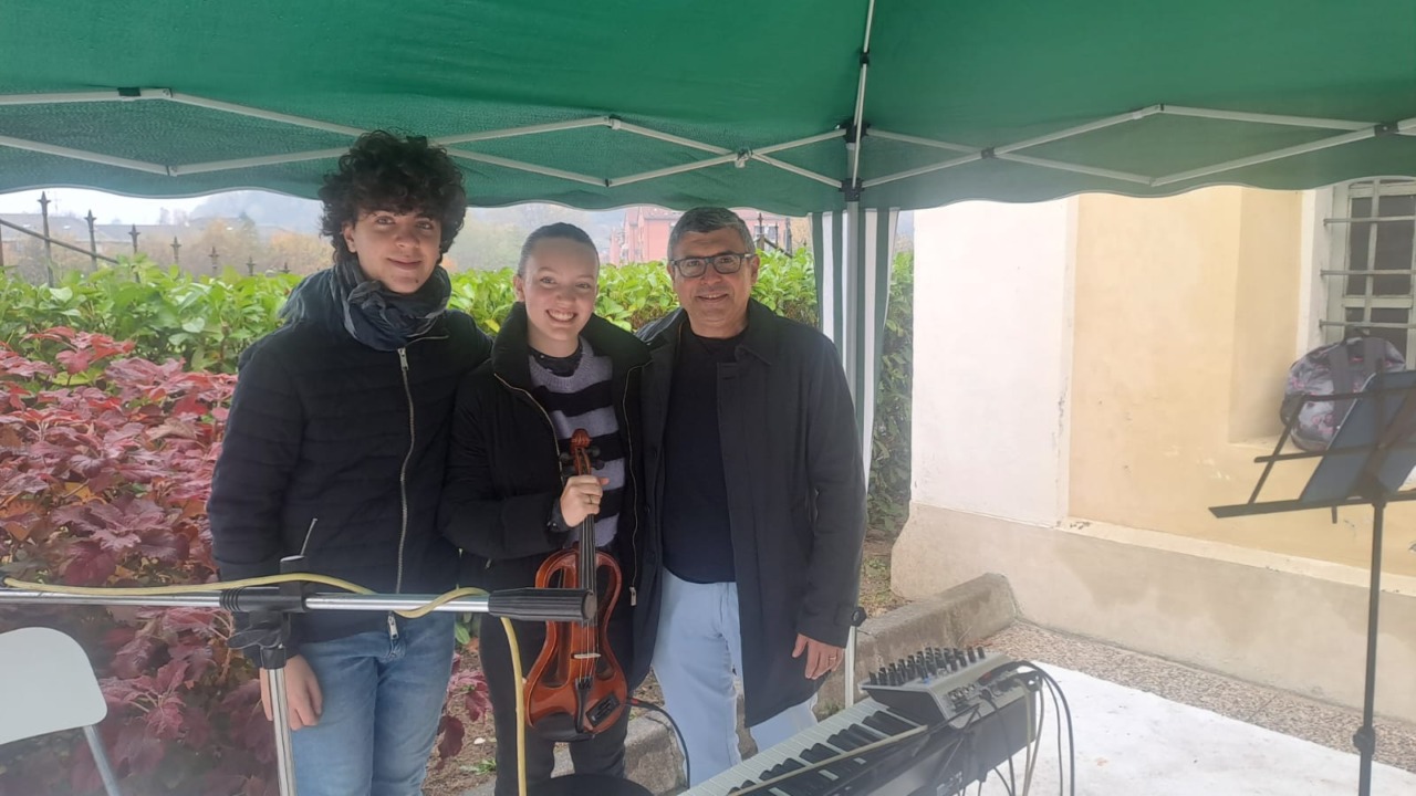 Celebrazione dei defunti, al cimitero di Gassino la musica di un violino e un pianoforte