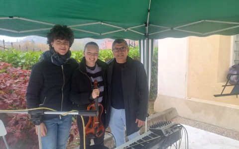 Celebrazione dei defunti, al cimitero di Gassino la musica di un violino e un pianoforte