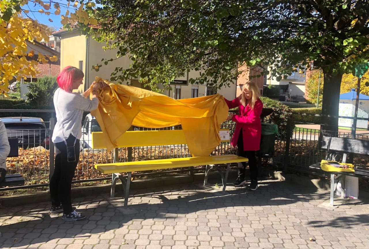 A Castiglione Torinese inaugurata la panchina gialla per sensibilizzare sull’endometriosi