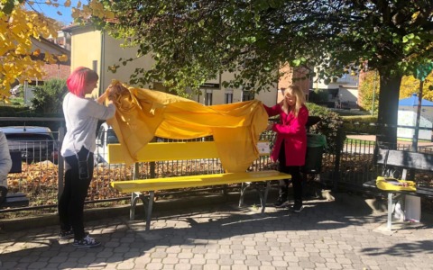 A Castiglione Torinese inaugurata la panchina gialla per sensibilizzare sull’endometriosi