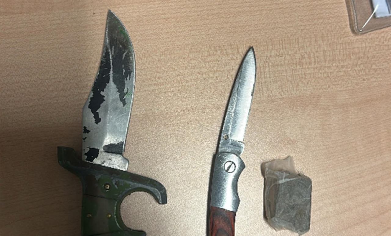 Settimo, inseguimento nella notte: fermata un’auto sospetta con droga e coltelli a bordo