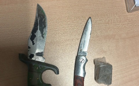 Settimo, inseguimento nella notte: fermata un’auto sospetta con droga e coltelli a bordo