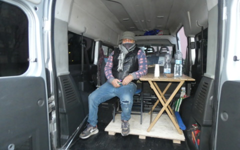 “Da quattro anni vivo in strada  e adesso, dopo tante promesse  chiedo una casa in cui andare”