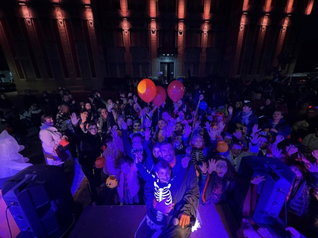 Settimo in festa per Halloween: piazza della Libertà invasa da streghe, supereroi e tanta allegria