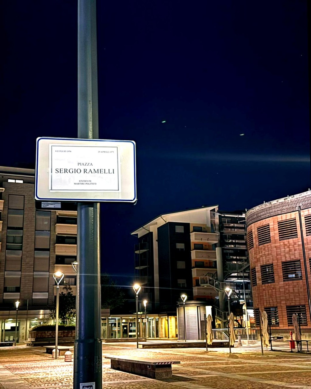 “Intitoliamo una piazza a Sergio Ramelli”: la proposta non passa e per protesta spuntano dei finti cartelli