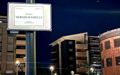 “Intitoliamo una piazza a Sergio Ramelli”: la proposta non passa e per protesta spuntano dei finti cartelli