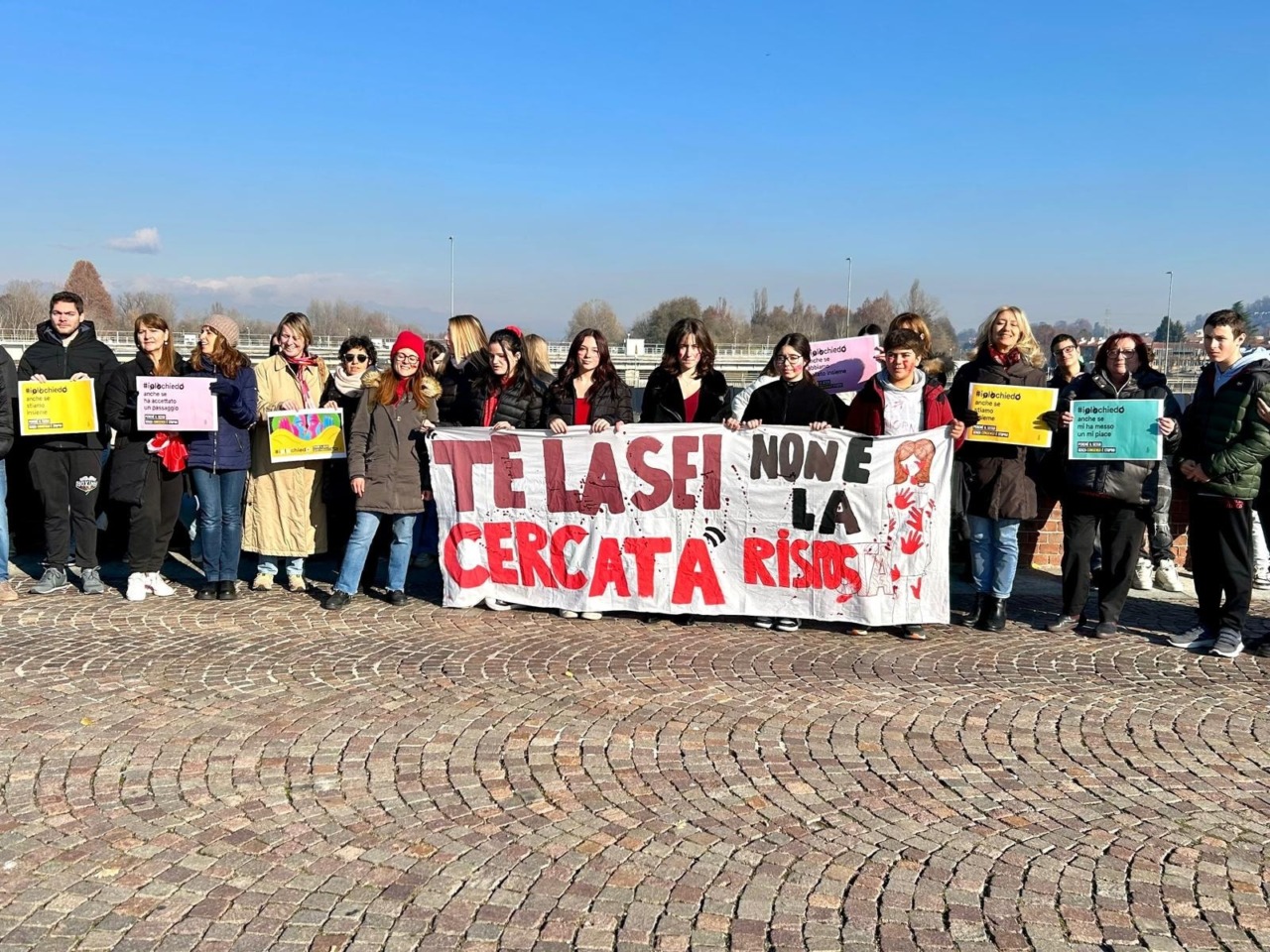 San Mauro Torinese, flash mob sul Ponte Vecchio: gli studenti dicono “Basta” alla violenza di genere