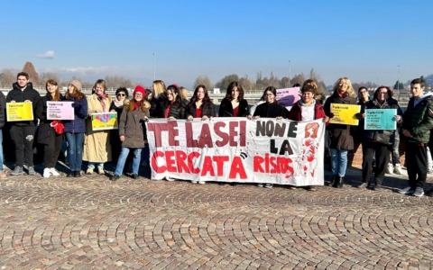 San Mauro Torinese, flash mob sul Ponte Vecchio: gli studenti dicono “Basta” alla violenza di genere