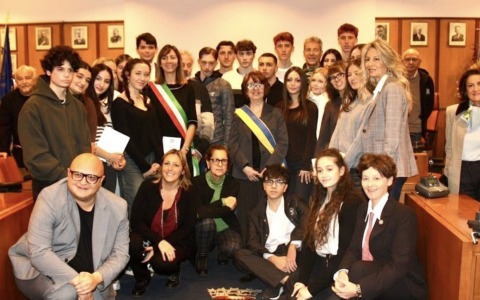 San Mauro celebra i neo-diciottenni: consegnata la Costituzione ai giovani classe 2007