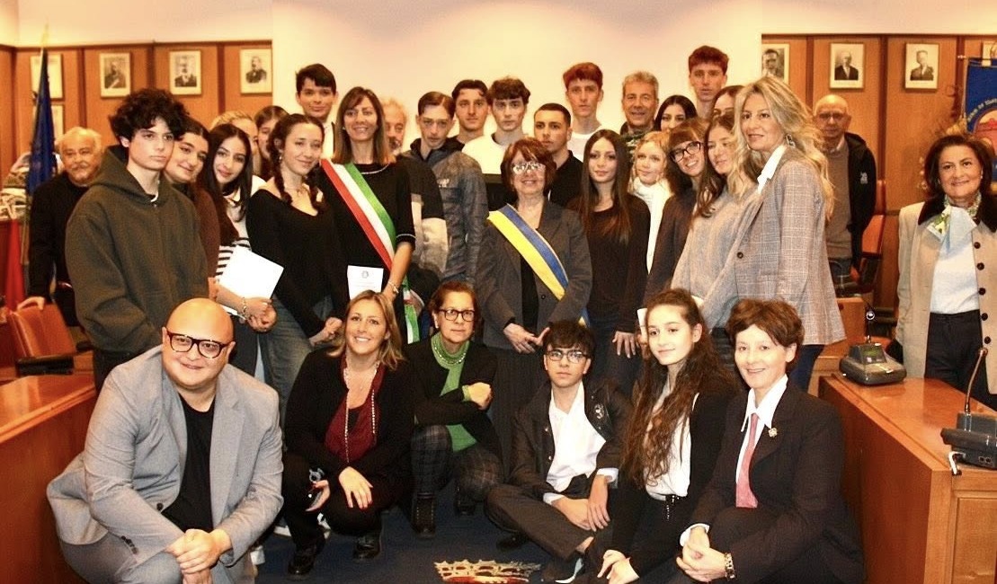 San Mauro celebra i neo-diciottenni: consegnata la Costituzione ai giovani classe 2007