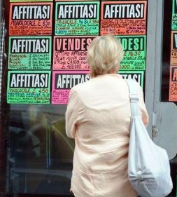 Disagio abitativo, l’appello di una donna che vive in un garage