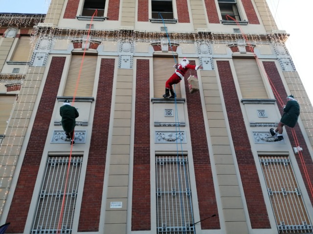 Aspettando Natale, la città si colora e illumina