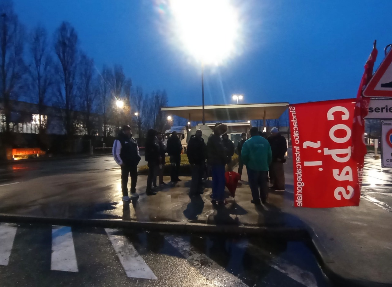 Sciopero a Settimo Torinese: lavoratori in protesta nello stabilimento Pirelli