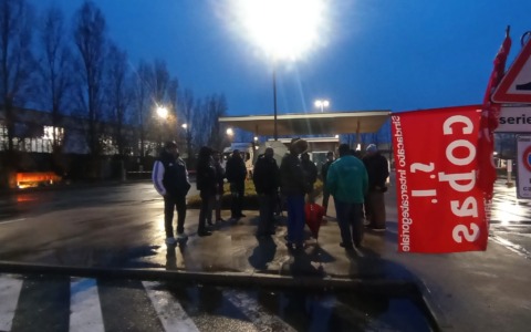 Sciopero a Settimo Torinese: lavoratori in protesta nello stabilimento Pirelli