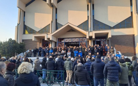 A Settimo Torinese chiesa gremita per l’ultimo saluto a Michele Uras