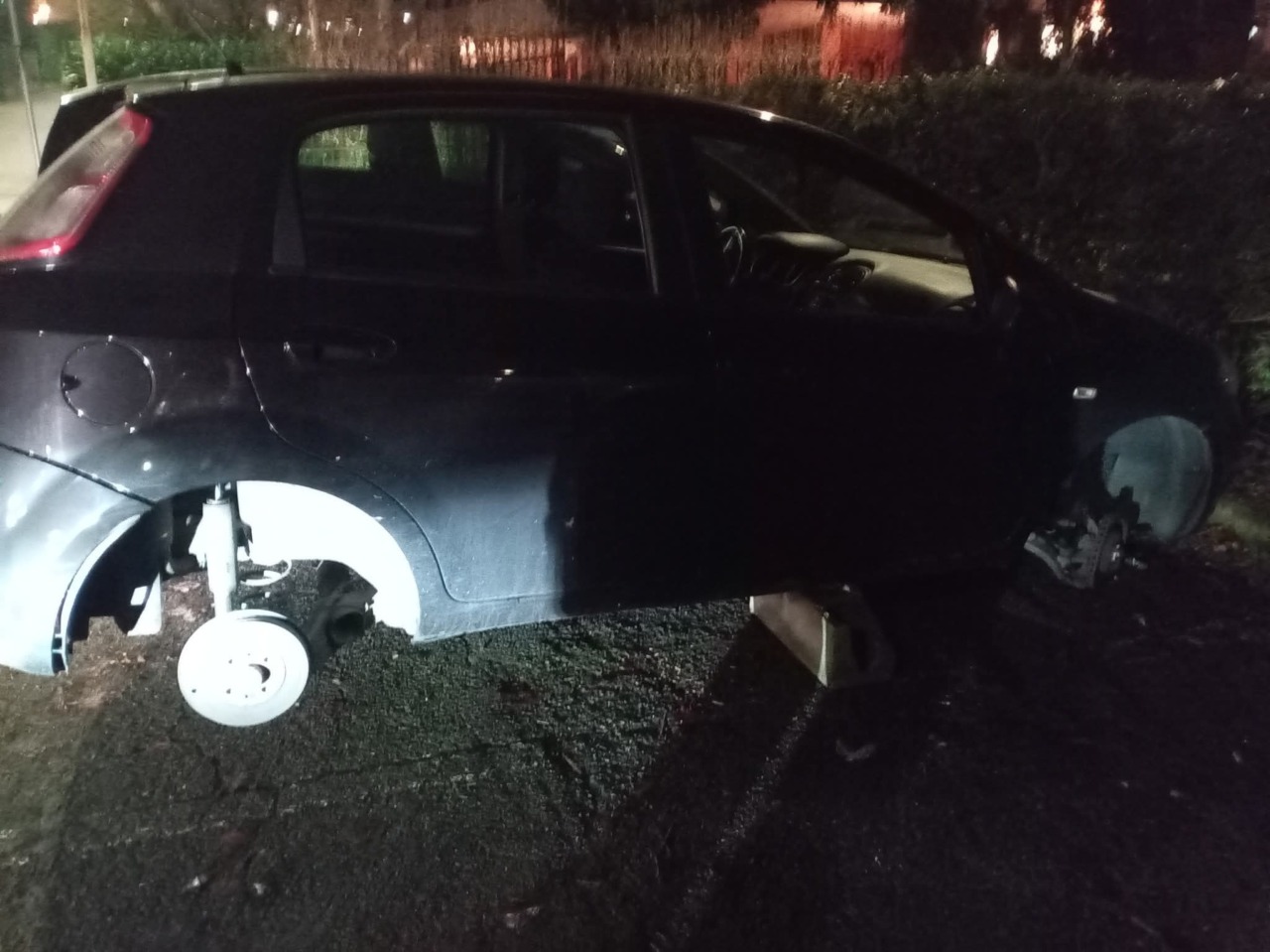 Parcheggia l’auto sotto casa, un’ora  dopo la ritrova senza le quattro ruote