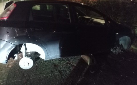 Parcheggia l’auto sotto casa, un’ora  dopo la ritrova senza le quattro ruote