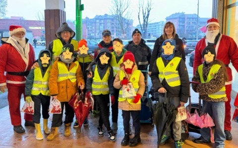Pedibus, sorpresa di Natale per i bambini della scuola Catti