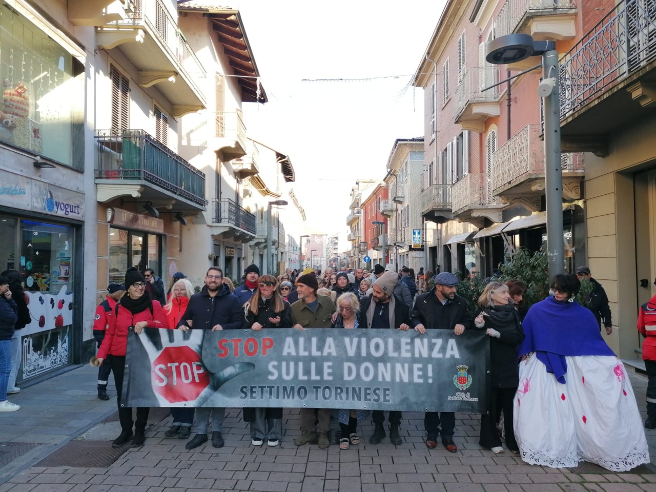 “Per chi è vittima di violenza servono gesti, non panchine”