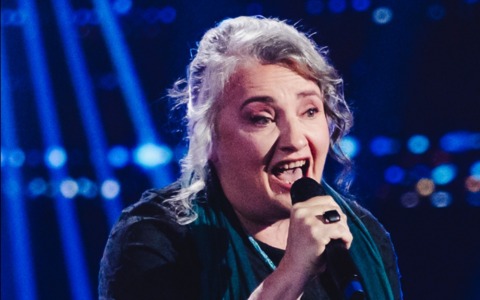 Sciolze fa il tifo per Gabriella Vai: finale di The Voice Senior in diretta nel salone comunale