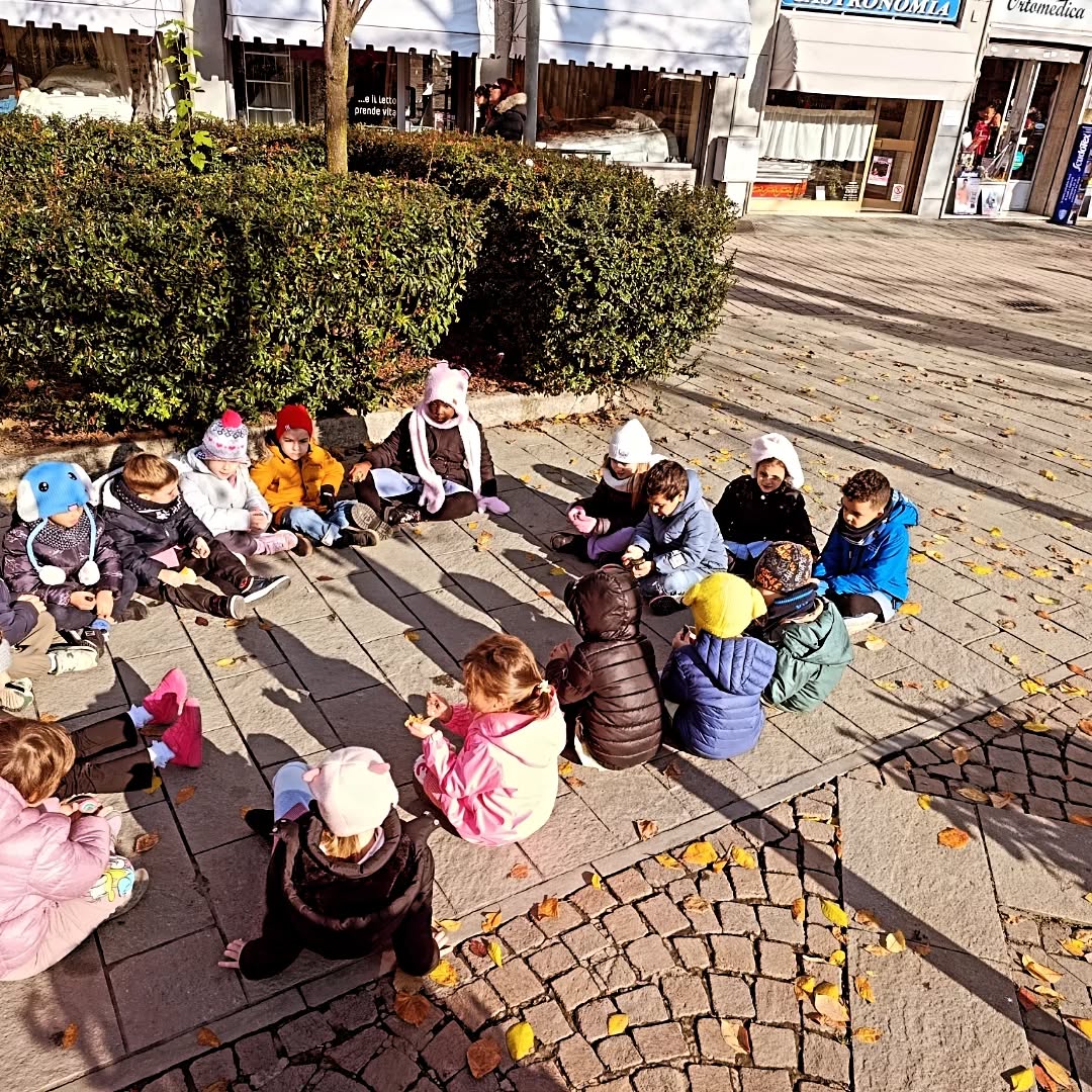 I bambini della Collodi “seminano” pietre della pace in città