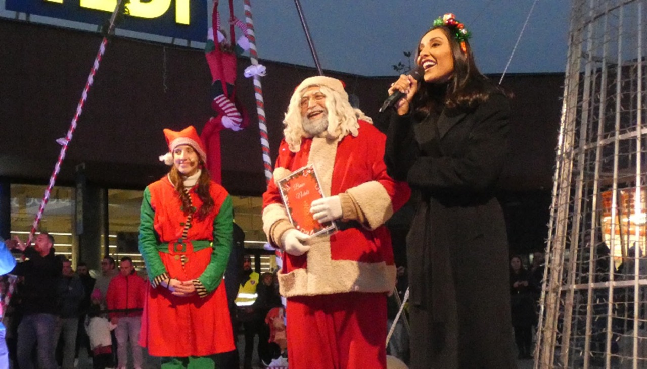 Settimo Cielo, festa di luci e sorrisi: accese le luminarie con Juliana Moreira