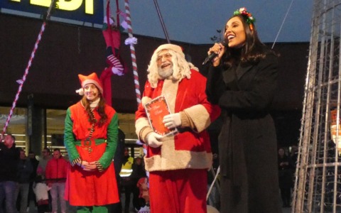 Settimo Cielo, festa di luci e sorrisi: accese le luminarie con Juliana Moreira