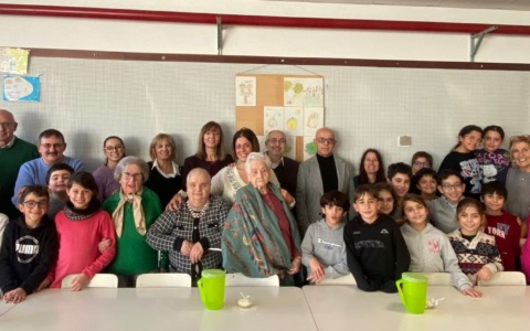 Generazioni a confronto a San Mauro: ospiti della RSA Mezzaluna a pranzo con gli alunni delle scuole