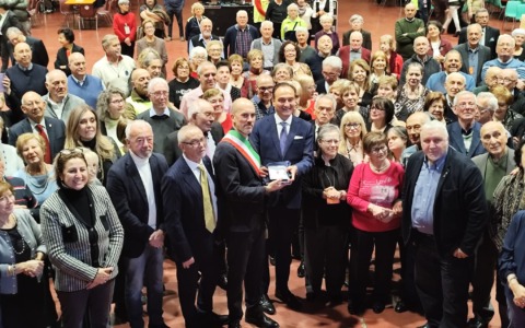 Venaria celebra mezzo secolo d’amore: quasi 600 persone alla festa dedicata alle coppie d’oro