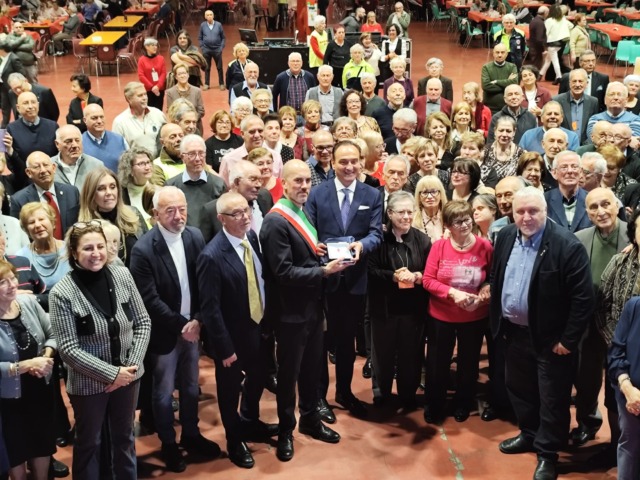 Venaria celebra mezzo secolo d’amore: quasi 600 persone alla festa dedicata alle coppie d’oro
