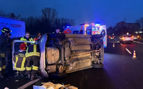 Paura in tangenziale, auto si ribalta: quattro feriti